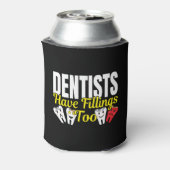 歯医者も詰め物を持っている – 歯科感覚パン 缶クーラー (缶裏面)