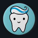 歯磨き歯付き可愛い歯 |かわいいの大臼歯 缶バッジ<br><div class="desc">このかわいいしゃれているの歯のピンバックボタンでバッグ、帽子、またはジャケットにいくつかのおもしろいを追加する。歯磨き粉を使ったかわいい微笑みモル。さらに多くのデザインや歯の贈り物のためにジェンのドードルお洒落ワールドを訪問しなさい。©ジェンイナシビリ</div>