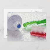歯磨き粉と歯ブラシのクローズアップ ポストカード (正面/裏面)