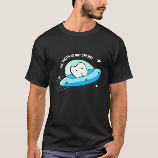 歯科おもしろい医がG飛んでいるを通して宇宙船を歯 Tシャツ (正面)