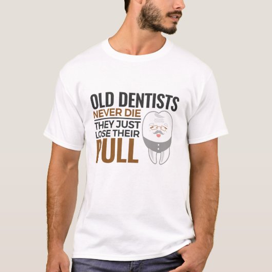歯科おもしろい退職した医の古い歯科医は決して引っ張って死なない Tシャツ (正面)
