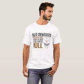 歯科おもしろい退職した医の古い歯科医は決して引っ張って死なない Tシャツ (正面フル)