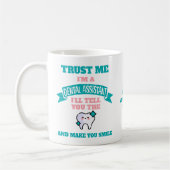 歯科の助手おもしろいが歯の痛みを知らせる コーヒーマグカップ (左)