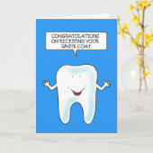 歯科の白いコートを受けたのおめでとう カード (黄色い花)