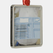 歯科の皿を握っている歯科衛生士 メタルオーナメント (右)