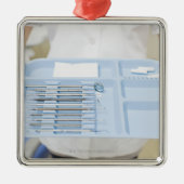 歯科の皿を握っている歯科衛生士 メタルオーナメント (正面)