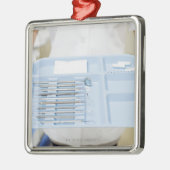 歯科の皿を握っている歯科衛生士 メタルオーナメント (左)