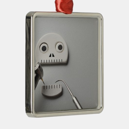 歯科トリートメントが取られる骨組 メタルオーナメント (右)