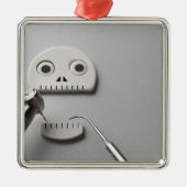 歯科トリートメントが取られる骨組 メタルオーナメント (正面)