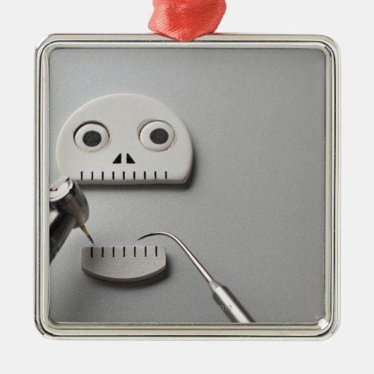 歯科トリートメントが取られる骨組 メタルオーナメント (正面)