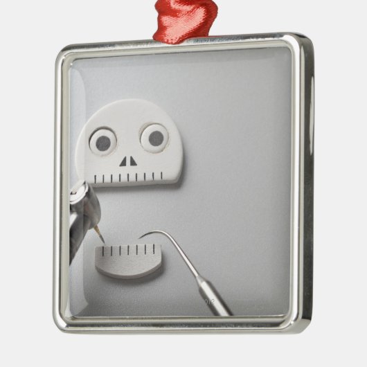 歯科トリートメントが取られる骨組 メタルオーナメント (左)