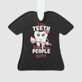 歯科医おもしろい – 歯のように人より良い オーナメント (裏面)