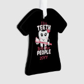 歯科医おもしろい – 歯のように人より良い オーナメント (正面)