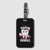 歯科医おもしろい – 歯のように人より良い ラゲッジタグ (正面縦)