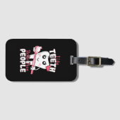 歯科医おもしろい – 歯のように人より良い ラゲッジタグ (正面横)