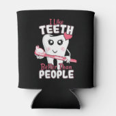 歯科医おもしろい – 歯のように人より良い 缶クーラー (裏面)