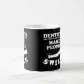 歯科医が人を作るスマイル |歯医者のおもしろい引用文 コーヒーマグカップ (中央)