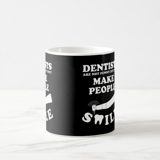 歯科医が人を作るスマイル |歯医者のおもしろい引用文 コーヒーマグカップ (中央)