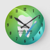 歯科医のオフィスのデンタルケアの歯及び歯ブラシ ラウンド壁時計 (正面)