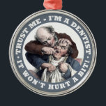 歯科医のユーモアオーナメント メタルオーナメント<br><div class="desc">このデザインの他のアイテムについては、ストアを参照。</div>