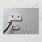 歯科治療を受けているスケルトン ポストカード (正面)