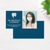 歯科用器具を持つ歯科医師 |歯のロゴ (デスク)