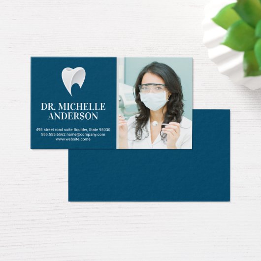 歯科用器具を持つ歯科医師 |歯のロゴ (デスク)