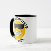 歯科矯正医はクールな顔のコーヒー・マグです マグカップ (正面左)