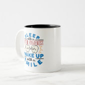 歯科衛生士と一緒に寝るスマイル ツートーンマグカップ (正面左)