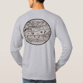 歴史ある海岸の町、山々と帆船 Tシャツ