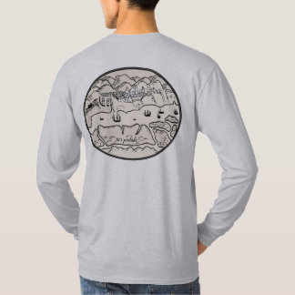 歴史ある海岸の町、山々と帆船 Tシャツ
