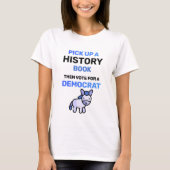 歴史本を手に取って。民主党に投票しよう Tシャツ (正面)