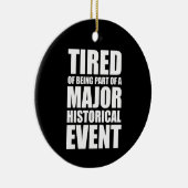 歴史的なイベントの一員であることに飽き専攻のている セラミックオーナメント (右)