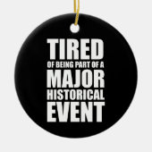 歴史的なイベントの一員であることに飽き専攻のている セラミックオーナメント (正面)