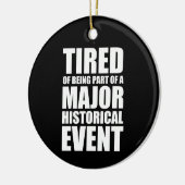 歴史的なイベントの一員であることに飽き専攻のている セラミックオーナメント (左)