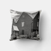 歴史的なサレム- 7つの切り妻の家 クッション (裏面)