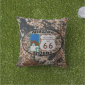 歴史的なルート66 ～ウィンスロー，アリゾナ アウトドアクッション (芝生)