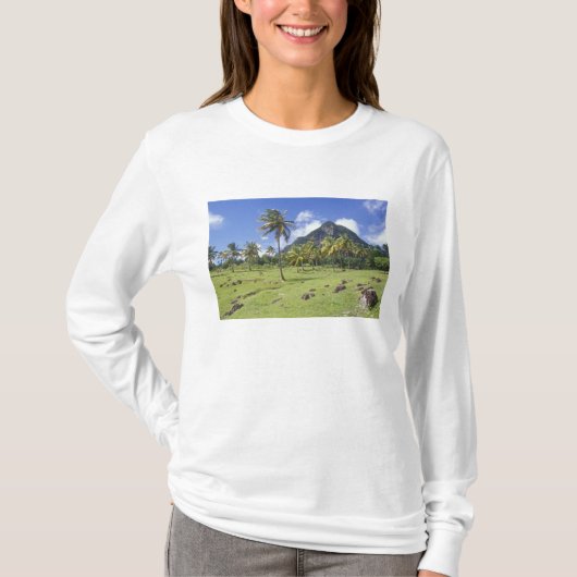 歴史的な小道沿いのグロス・ピトンの景色 Tシャツ (正面)