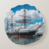 歴史的な装甲ビクトリアンフリゲートこうもり ラウンドクッション (裏面)