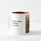 歴史的なAdaの屋根付橋のコーヒー・マグ ツートーンマグカップ (正面左)