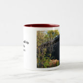 歴史的なAdaの屋根付橋のコーヒー・マグ ツートーンマグカップ (中央)