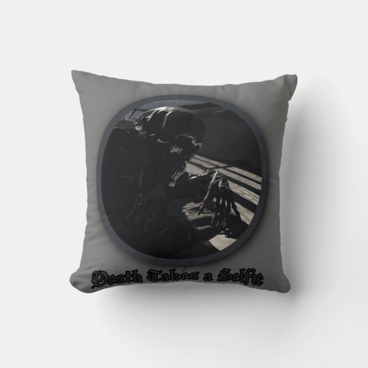 死が自撮る クッション (正面)