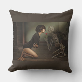 死と若い女性 クッション