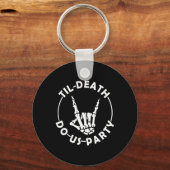 死ぬまでパーティしよう スケルトンの手に指輪をつけて キーホルダー (正面)