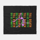 死ぬまでパーティしよう ハロウィン婚約のユーモア フリースブランケット (正面(横))