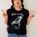 死ぬまで乗るか死ぬか我々はパーティーバチェロレッテ Tシャツ<br><div class="desc">「Til Death Do Weパーティー」バチェロレッテお祝いしゃれている用に設計された「Ride Or Dieパーソナライズされた」シャツを使用して、ゴシックのtouchでパーティーを準備しよう。このシャツはゴシックのバチェロレッテに最適結婚な選択で、スケルトンの花嫁のグラフィックと「死が私たちはっきりしたのパーティーを行うよくはしゃぐまで」のスローガンを備えている。その暗いエレガントデザインは、おもしろいとお祭りの思い出に残る夜のステージを設定する。私たちカスタムののシャツはパーソナライズされた、それぞれの花嫁のメイドとメイド・オブ・オーナー（花嫁付き添い人）のために、ブライダルパーティ全体をスタイリッシュ統一して探す。前後のプリントデザインで、ゴシックの魅力や祝宴の精神が見える様々な角度から見える。これらのシャツは、パーティーの服装と記念品の両方として理想的な、ハロウィーンのバチェロレッテの好意やゴシック風のテーマのお祝いに素晴らしい追加を作る。おもしろいのマティーニグラス詳細でデザインされたこのシャツは、あなたのパーティーにウィムシーの余分なtouchをもたらす。あなたは町を打つか家で打つ祝か、マッチングのティパーソナライズされたーは誰もが特別で接続感じを確保する。あなた祝のバチェロレッテを思い出す夜に作るユーモアとスタイルとゴシックの優雅さのtouchを組み合わせたシャツと来る結婚。</div>