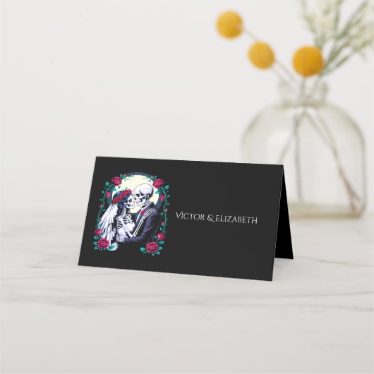 死のゴシック様式の骨格カップルのピンクのローズ結婚ズ プレイスカード (正面)