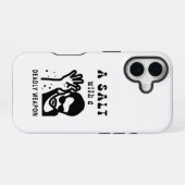 死の兵器を持つソルト Funny Meme iPhone 16ケース (裏面横)