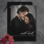 死の写真までのゴシック結婚ハロウィーン セーブザデート<br><div class="desc">恋祝のtouchを持つ愛の物語。私たちのゴシックは日付カードを保存するステージを憎むほど美結婚しい。正面には中央のお気に入りのステージが映し出され、柔らかな黒いぼやけ服に包まれ、謎の空気を作り出す。ヴィンテージスクリプトは「死ぬまで私たちパート」を囁き、あなたのゴシックやハロウィーンのお祝いのトーンを設定する。背面には、クラシックの黒いキャンバスが白いヴィンテージ結婚フォントで必須の詳細でエレガント飾られている。底にはゴシック風の繊細な十字架があり、控えめなエレガンスのtouchを加えている。このユニークデザインは、彼らの次の結婚を発表するための暗くロマンチックな方法を探しているカップルに最適である。忘れられない愛のお祝いのための日付を保存するゲストを誘惑。Simple Farmhouse Pressによって作成。</div>