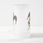 死んだジョーカーによって曇らされるビールのジョッキ フロストグラスビールジョッキ (中央)